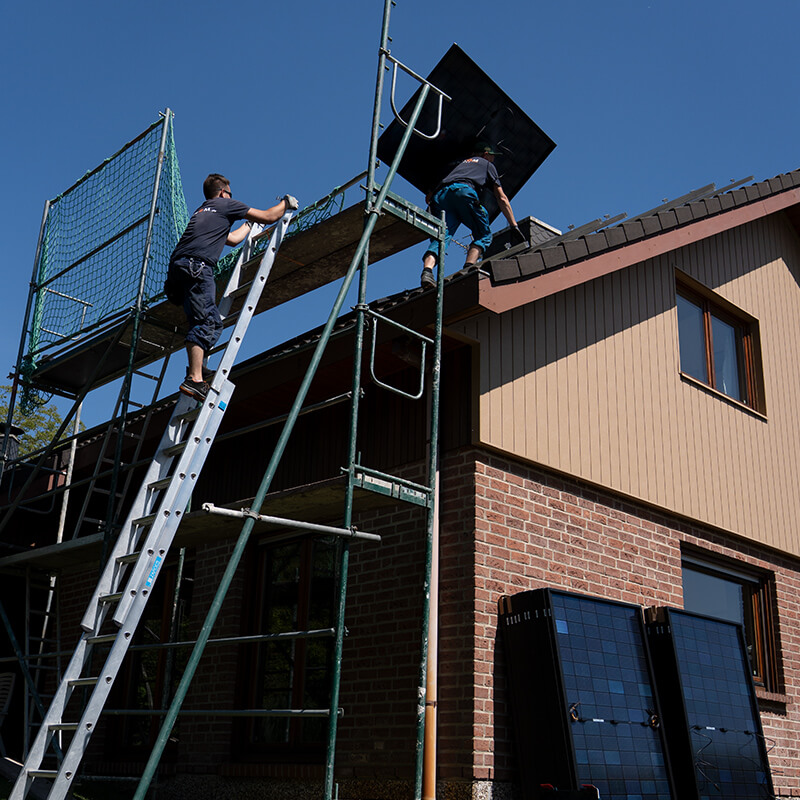 Showroom mit verschiedenen Anlagen Montage PV-Anlage Einfamilienhaus